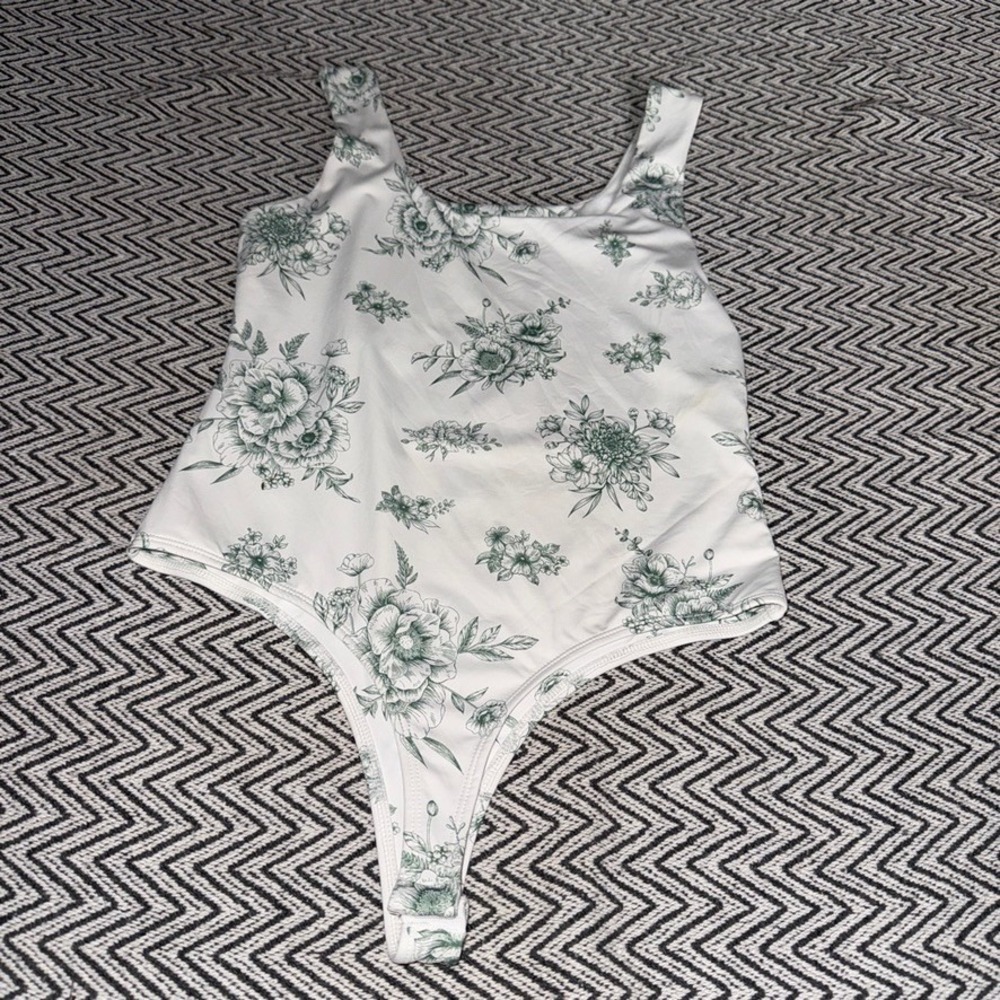 Yummi by Francescas White Green Floral Bodysuit